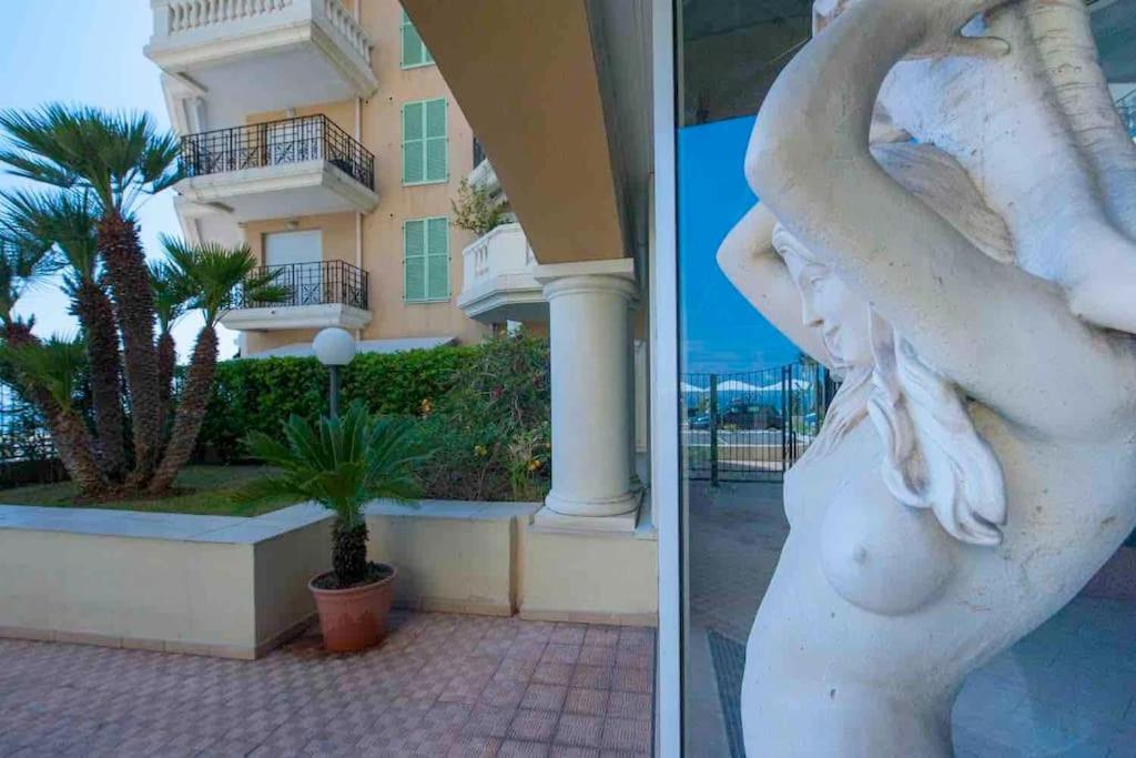 Superbe Studio Avec Terrasse En Front De Mer Ментона Екстериор снимка
