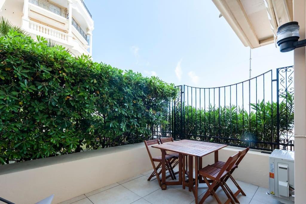 Superbe Studio Avec Terrasse En Front De Mer Ментона Екстериор снимка